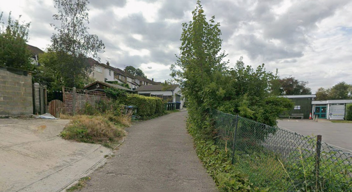 Follow the lane past Northchurch Social Centre and continue straight ahead. You're on the right track.